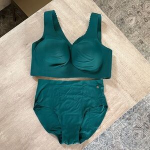 NWOT-Evelyn & Bobbie Evelyn Bra and matching Panty in Monstera Green sz M